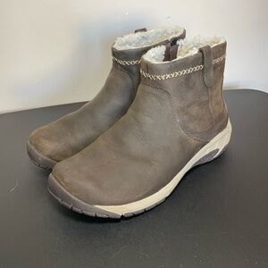 Merrell Women’s Encore 4 Bluff Zip Polar Waterproof Shearling-Lined  Boots